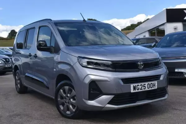 Vauxhall Combo Life Electric 52kWh Ultimate XL MPV Auto 5dr (11kW Charger)