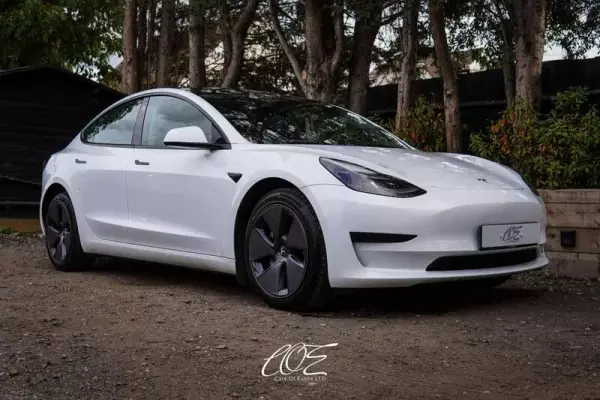 Tesla Model 3 Standard Range Plus Auto RWD 4dr