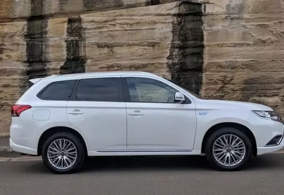 Mitsubishi Outlander 2.4h TwinMotor 13.8kWh 4h CVT 4WD Euro 6 (s/s) 5dr