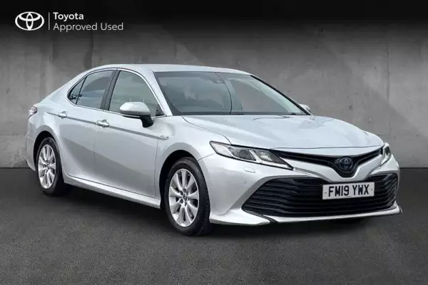 Toyota Camry 2.5 VVT-h Design CVT Euro 6 (s/s) 4dr