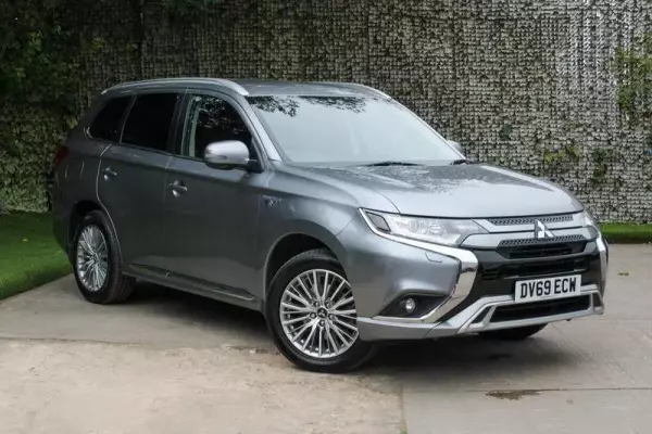 Mitsubishi Outlander 2.4h TwinMotor 13.8kWh Design CVT 4WD Euro 6 (s/s) 5dr